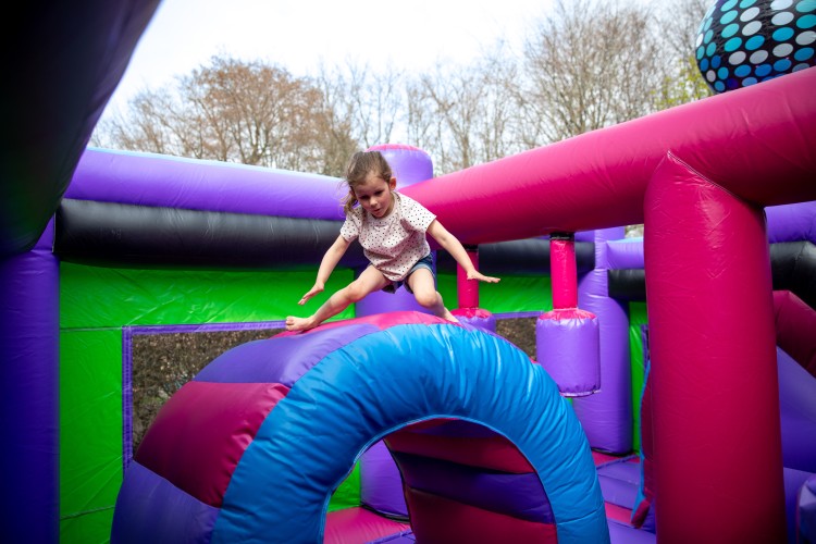 Disco olifant Jump & Slide huren | Springkasteel met glijbaan Nieuw vanaf april