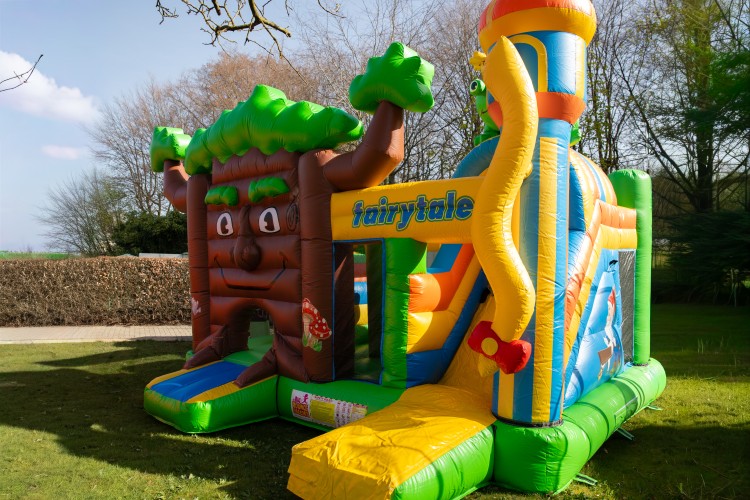 Fairytale Jump & Slide huren | Sprookjes springkasteel met glijbaan. Nieuw vanaf April!